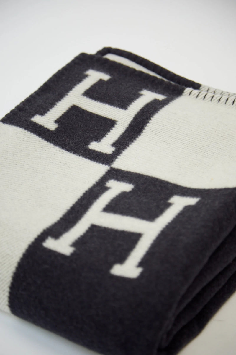 Hermès Avalon Throw Blanket (Écru/Gris Foncé)